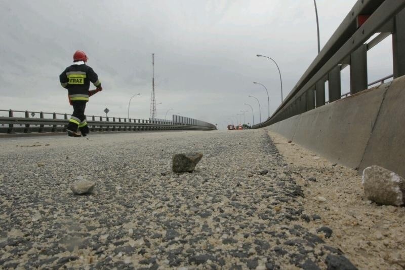 Wrocław: Policja zamknęła Gądowiankę i ul. Klecińską. Przez pomyłkę obsypano je... kamieniami