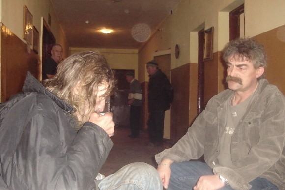Schorowany mężczyzna spędził noc w ośrodku dla bezdomnych. - Czemu nikt nie chce go przyjąć na leczenie - pyta Janusz Tartanus z kluczewskiego ośrodka (z prawej).