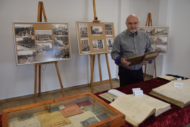 Waldemar Hamerla w izbie regionalnej w dawnym kościele ewangelickim w Białej