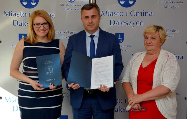 Burmistrz Miasta i Gminy Daleszyce Dariusz Meresiński podpisał umowę 10 maja.
