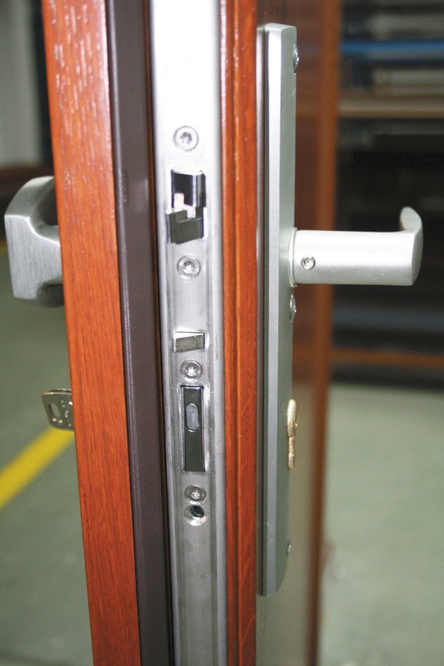 Rygiel, specjalna klamka i czujnik w drzwiach zewnętrznych zabezpieczają przed włamaniemRygiel, specjalna klamka i czujnik – dobrze zabezpieczone okna są ważne szczególnie podczas wakacyjnych wyjazdów.