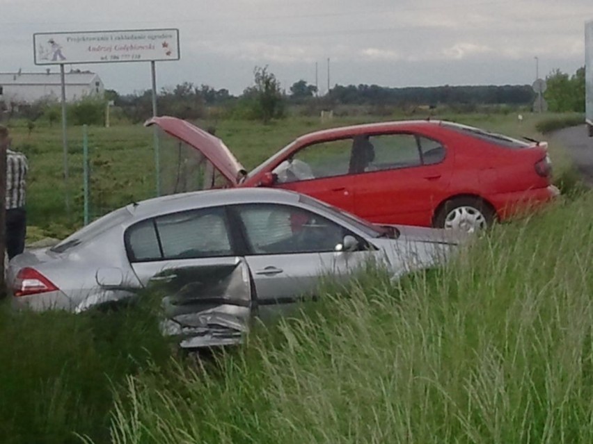 Mokronos Dolny: Zderzenie dwóch aut na drodze 347 (FOTO)