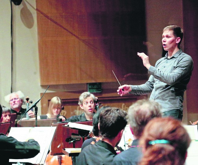 W środę zakończyły się przesłuchania młodych dyrygentów. Z 24 kandydatów do finału przeszło osiem osób m.in. Rafał Kłoczko (na zdjęciu). Wszyscy swój warsztat artystyczny ćwiczyli z orkiestrą OiFP.