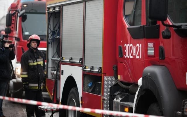 Strażacy usuwają wielką plamę oleju z ulicy Powstańców Wielkopolskich