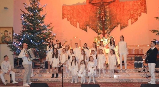 Schola przy parafii świętego Jana Chrzciciela w Tuczępach - podczas występu na gali finałowej Świętokrzyskiego Festiwalu Kolęd i Pastorałek.