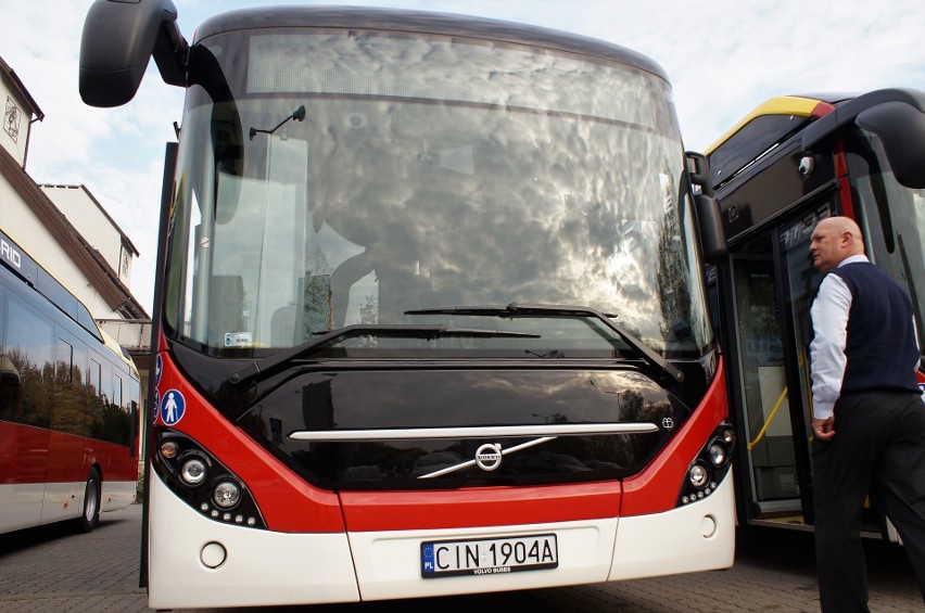 Pierwsze cztery z szesnastu nowych autobusów miejskich...