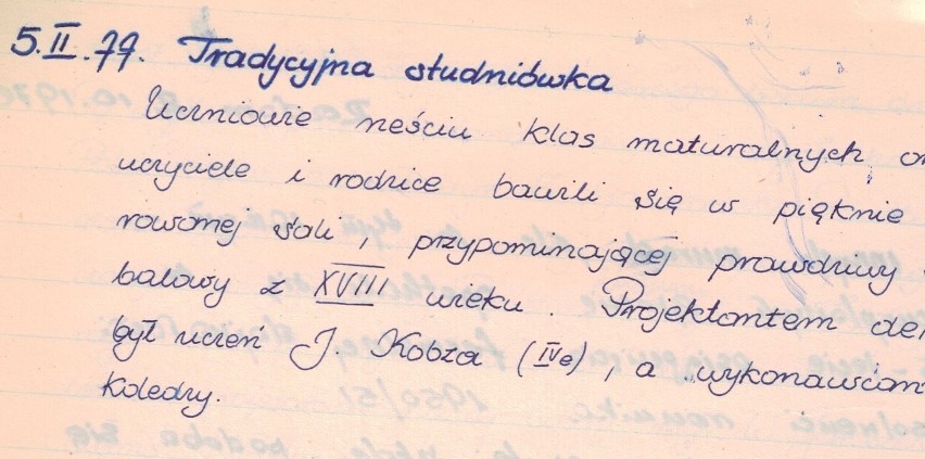 Wpis w kronice szkolnej z 1977 roku z liceum Kochanowskiego.