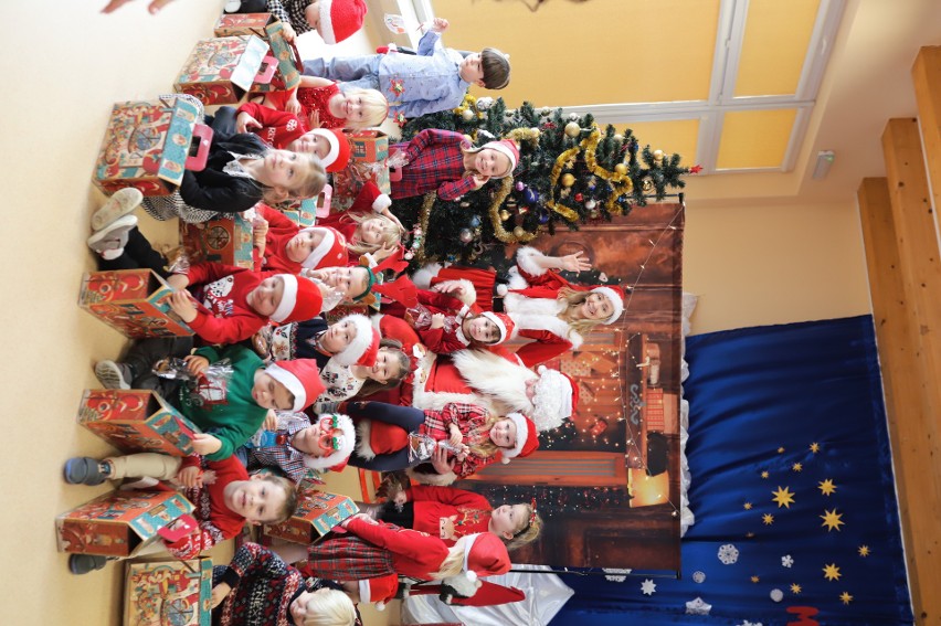 Mikołaj zawitał do Przedszkola Gminnego w Oleśnicy. Radości było co nie miara! Dotarł też do Domu Dziecka w Pacanowie. Zobacz zdjęcia