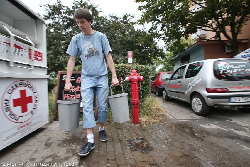 Wrocław: Żar leje się z nieba, a 100 rodzin od trzech dni nie ma wody (ZDJĘCIA)