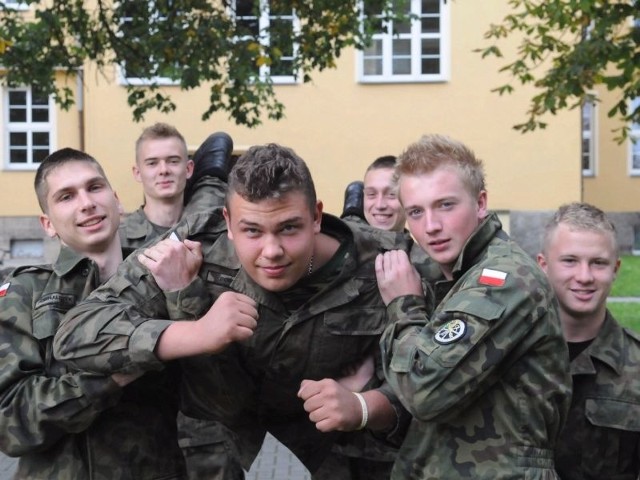 Grupa sześciu szkolnych "komandosów&#8221;, którzy uczestniczyli w trudnych ogólnopolskich zawodach szkół wojskowych w Bolesławcu, wróciła bardzo zadowolona mimo zajęcia 11 miejsca 