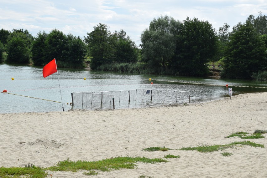 Czerwona flaga na kąpielisku przy ul. Królewieckiej. Wejście...