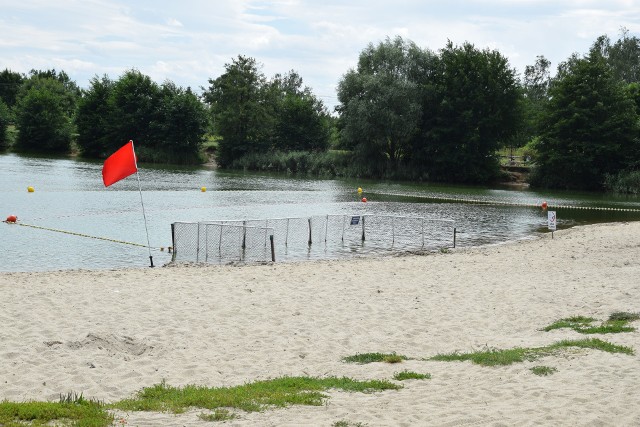 Czerwona flaga na kąpielisku przy ul. Królewieckiej. Wejście do wody jest zabronione