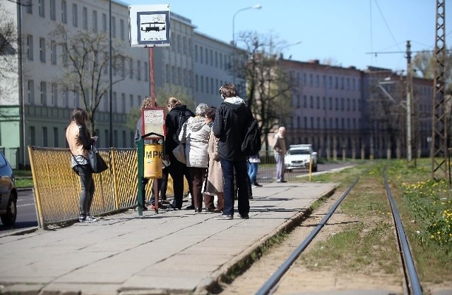 Nowa nawierzchnia i podwyższony peron zastąpią nierówny chodnik m.in. na dwóch przystankach na ul. Zielonej przy pl. Hallera. 