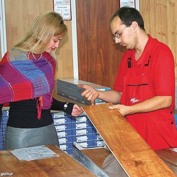 Przy wyborze paneli zwarajmy uwagę nie tylko na ich wygląd. Nie bójmy zapytać się pracownika sklepu m.in. o klasę ścieralności, czy też sposób ich odpowiedniego utrzymania.