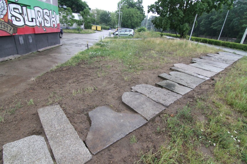 Płyty nagrobne ułożone przy chodniku na Kozanowie