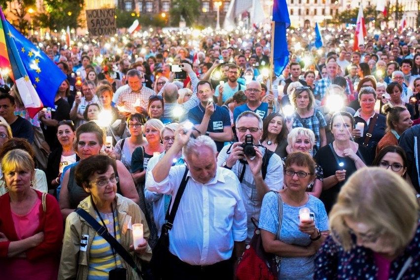 Łańcuch światła znowu w Poznaniu. Mieszkańcy zebrali się na...