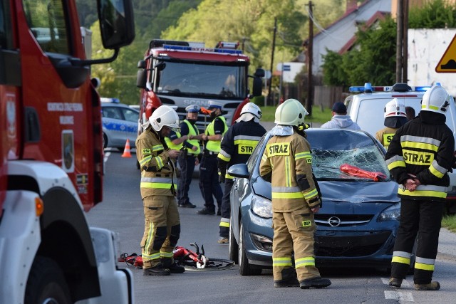 Groźny wypadek w Wilkowicach. Samochód wjechał czołowo w dwie rowerzystki