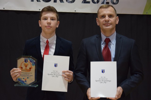 Mikołaj i Przemysław Paterek podczas wręczenia nagrody Sportowiec Roku 2020 Gminy Sępólno Krajeńskie