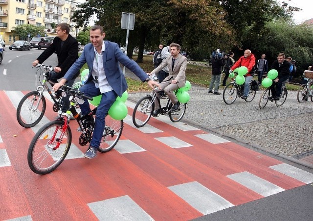 Urzędnicy przejechali na rowerach ulicami miasta.