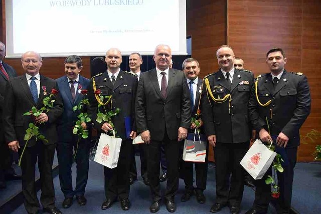 W czwartek 14 stycznia w auli Państwowej Wyższej Szkoły Zawodowej wojewoda lubuski Władysław Dajczak wyróżnił lubuskich samorządowców i strażaków, którszy otrzymali odznaczenia i nagrody państwowe.