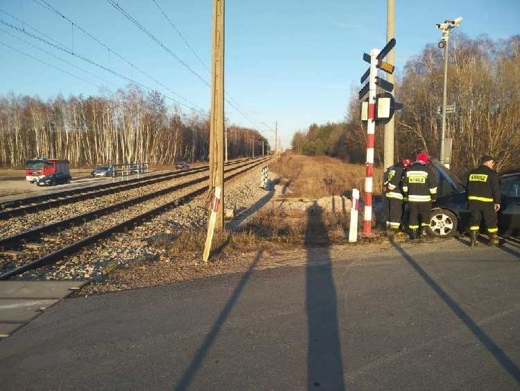 Kraksa na przejeździe kolejowym w gminie Piekoszów. Nikomu nic się nie stało