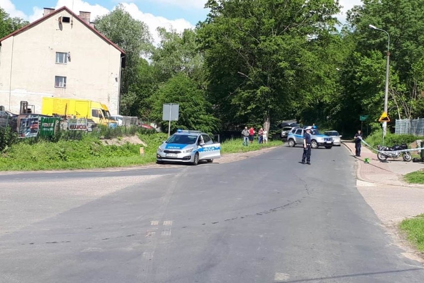 Motocyklista potrącił pieszą w Kończycach. Kobieta została ranna 