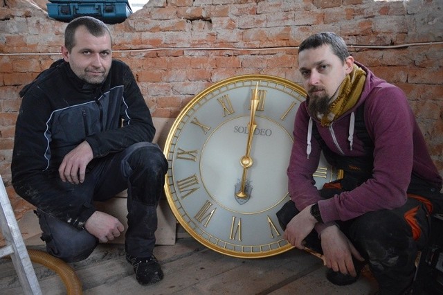 Zegar ma średnicę 96 centymetr&oacute;w. Przygotowany i zamontowany został przez firmę z Wrocławia