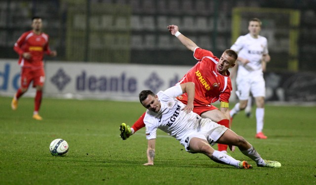 Rafał Augustyniak w walce o piłkę z Aleksandrem Kwiekiem. Obrońca Widzewa nie uchronił łódzkiego zespołu od porażki z Zagłębiem. Do końca rundy jesiennej pozostały dwie kolejki 