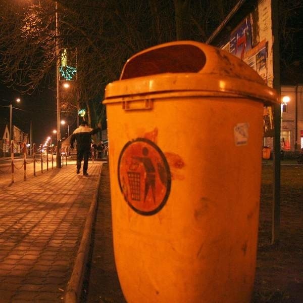 Wandale odpowiedzą za zniszczone kosze. Dostali też mandaty za zakłócanie ciszy nocnej.