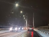Zimowy armagedon w Poznaniu. Kierowcy nie mogli wjechać na wiadukt! Trudne warunki na wielkopolskich drogach