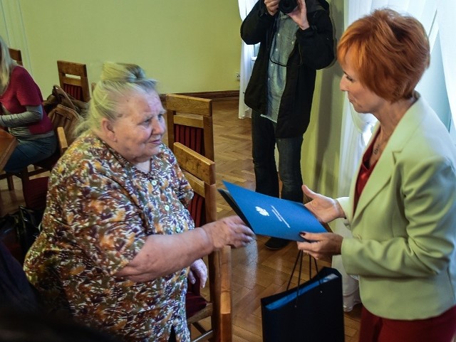 Jadwigi Kasprzyńska (na zdj. po lewej) przechytrzyła oszusta. List gratulacyjny wręczyła jej Elżbieta Rusielewicz.