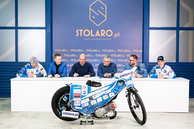 Na zdjęciu od lewej: Dawid Stachyra, Kamil Mierzejewski (dyrektor operacyjny STOLARO.pl), Łukasz Rojek (wiceprezes RzTŻ), Jan Madej (prezes RzTŻ), Jakub Kiełb (dyrektor handlowy STOLARO.pl), Hubert Łęgowik.
