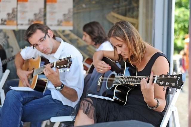 Próby w KontenerArt przed gitarowym happeningiem w ramach Polskiej Akademii Gitary.