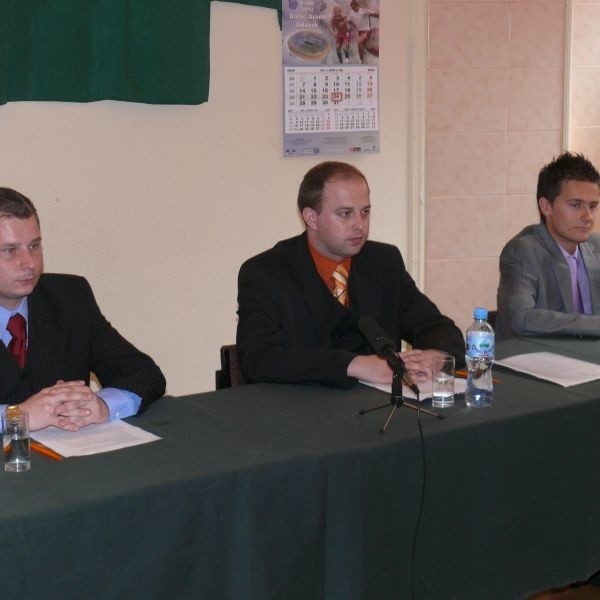 Działacze Stowarzyszenia Młodych ostrowczan podczas konferencji prasowej. Od lewej: Mateusz Ciepliński, Paweł Śliwiński i Damian Ścibisz.