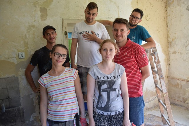 Wolontariusze rozpoczęli już prace w domu w Sowczycach. W ciągu dwóch tygodni w akcji weźmie udział w sumie 30 osób. Chętni do pomocy mogą do nich dołączyć.