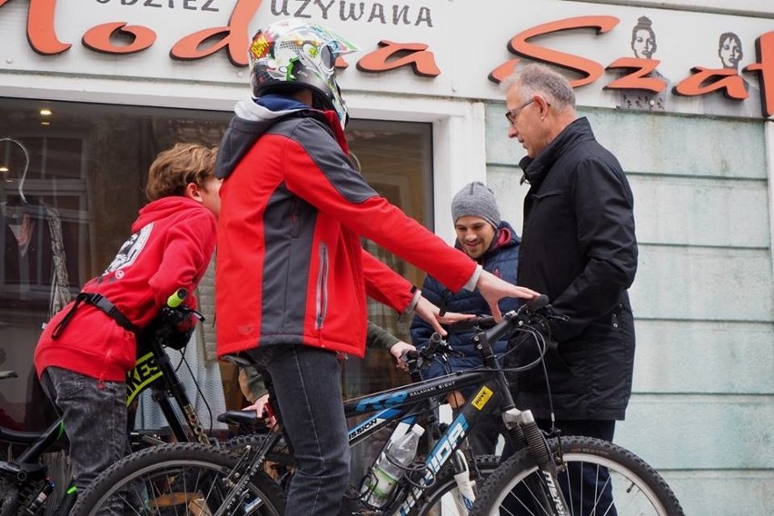 Mirosław Lenk rozmawiający z mieszkańcami na ulicy Długiej