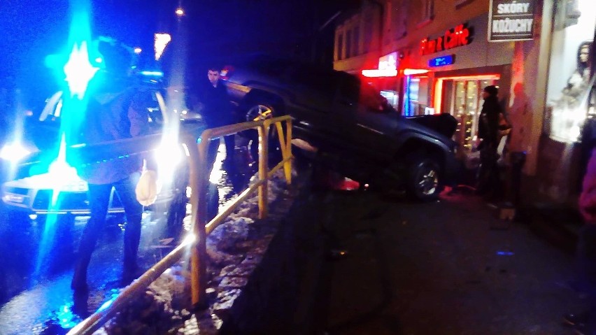 Wypadek w Szklarskiej Porębie. Jeep wpadł na deptak. Jedna osoba nie żyje