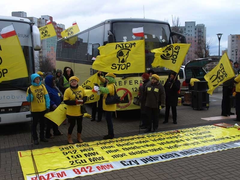 Atomowy autobus w Koszalinie. Protesty przeciwników budowy...