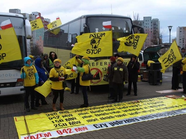 Atomowy autobus w Koszalinie. Protesty przeciwników budowy elektrowni jądrowej.