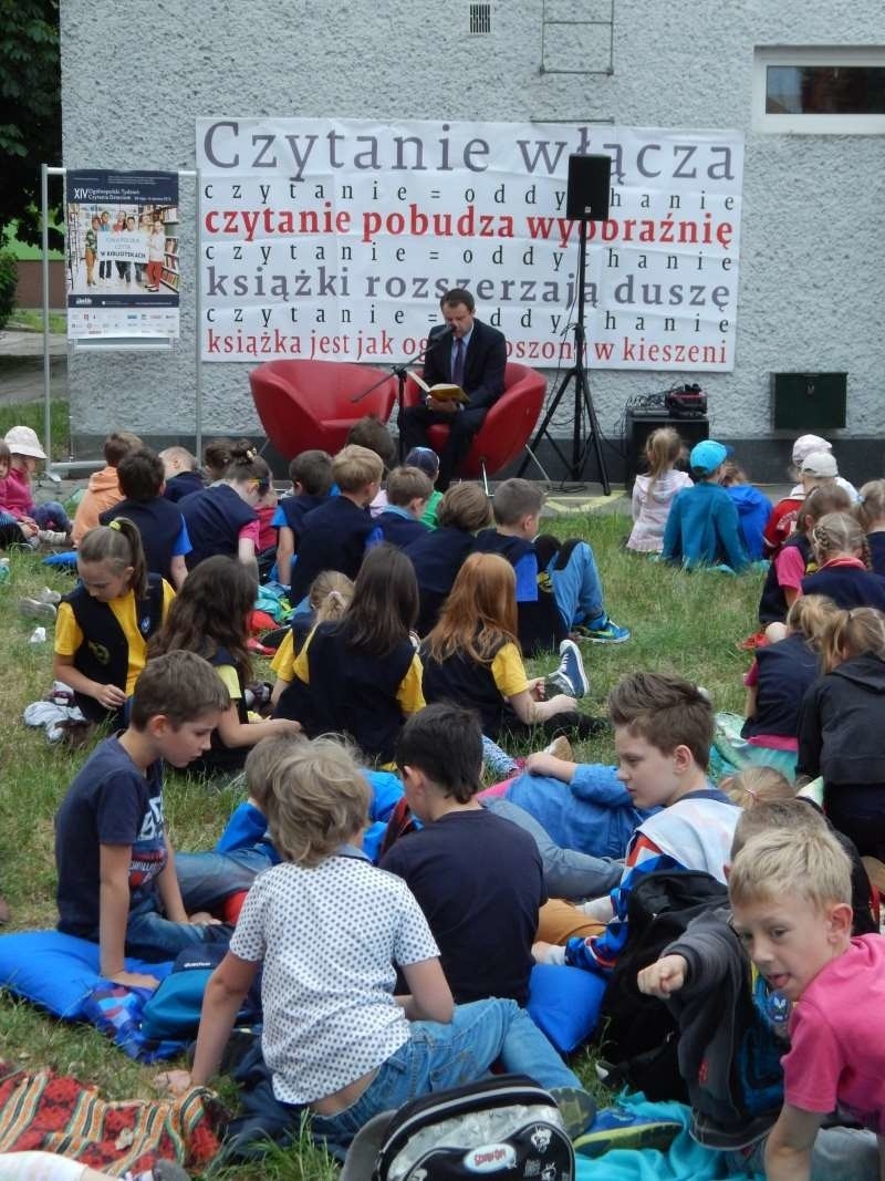 Tłumy najmłodszych czytelników przed MBP w Opolu.