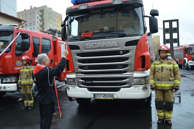 Pojazdy poświęcił  i pobłogosławił kapelan powiatowy strażaków ksiądz Zygmunt Lipiec