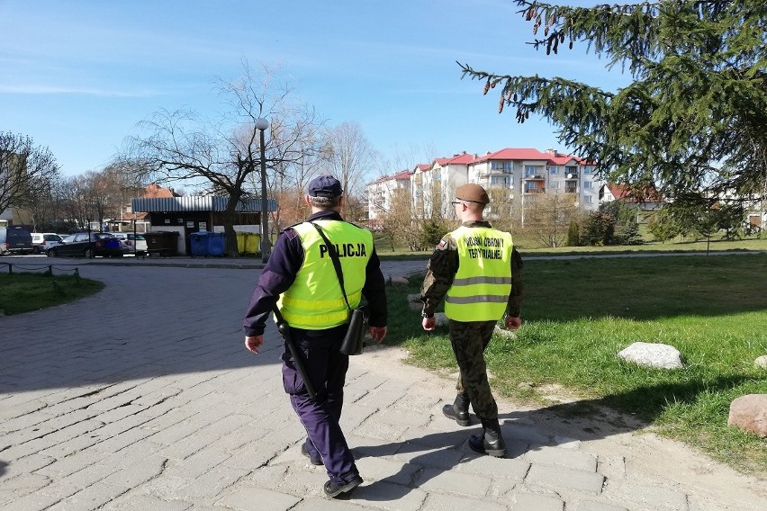 Przy patrolach na terenie miasta współpracują policjanci,...