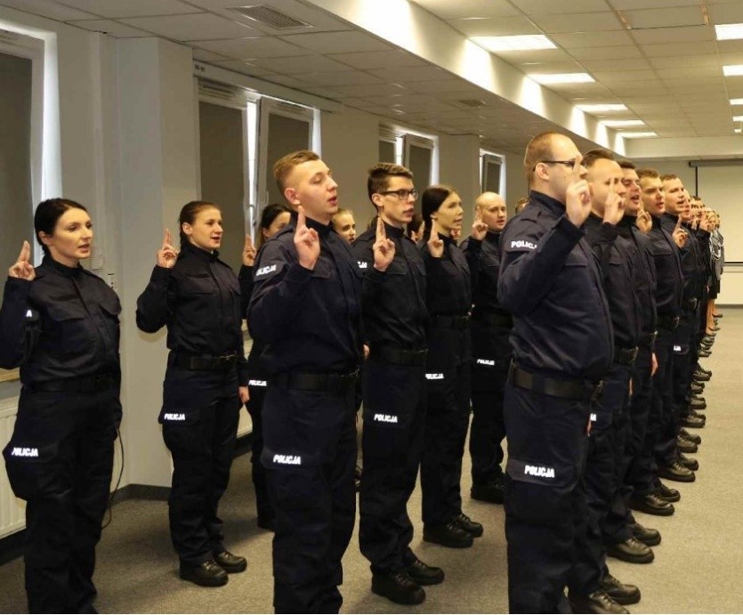 Ślubowanie nowych funkcjonariuszy policji w Radomiu. Wśród nowych mundurowych są kobiety
