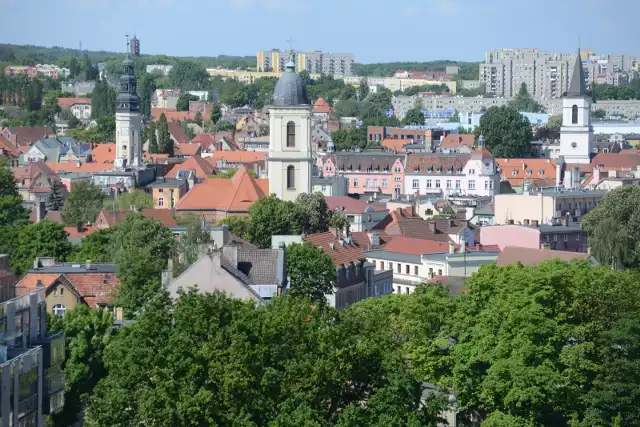 Ile zarabiają pracownicy Urzędu Miasta Zielona Góra? To zależy od zajmowanego stanowiska, ale wynagrodzenia nie należą do najniższych. Zobacz, ile zarabiają dyrektorzy departamentów, kierownicy biur, inspektorzy, naczelnicy wydziałów i specjaliści w zielonogórskim urzędzie miasta.Informacje o wysokości zarobków w Zielonej Górze pochodzą z odpowiedzi, jaką udzieliło miasto na interpelację radnego Sławomira Kotylaka. Wszystkie kwoty podajemy brutto. Możesz je sprawdzić na kolejnych slajdach. Wideo: Czy infokioski opanują nasze miasto?Czytaj także: Prawie 3 mln zł nagród w urzędzie miasta. „Urzędnik to nie śmieć” – przekonuje prezydent Kubicki