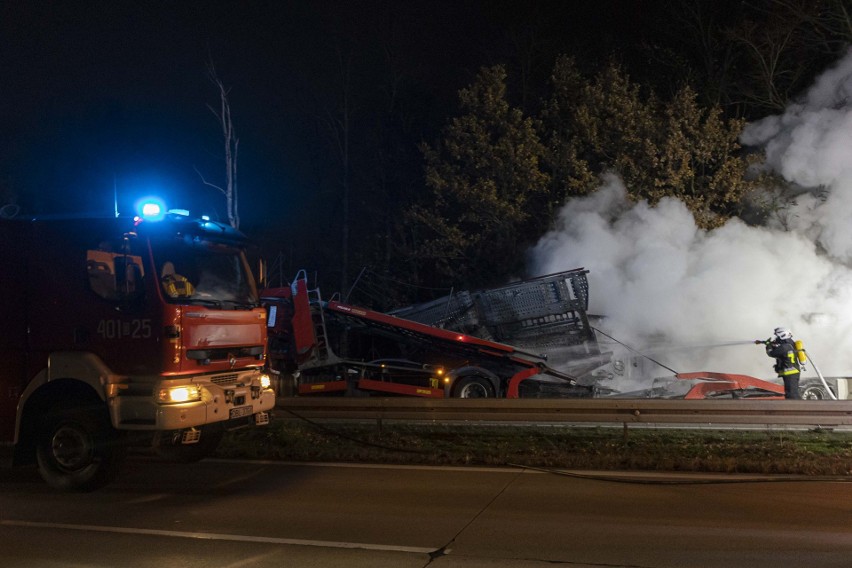 Po wypadku zapaliła się ciężarówka na A4