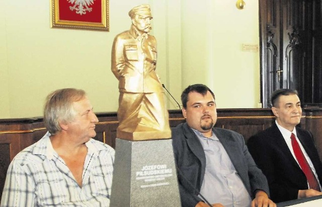 Członkowie Komitetu Budowy Pomnika Marszałka Józefa Piłsudskiego poinformowali  sądeczan o planowanej kweście. Od lewej: Stanisław Markowicz, Patryk Wicher, Tadeusz Nowak
