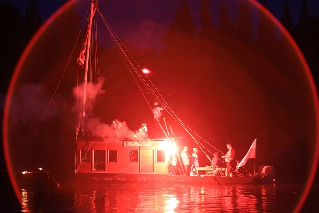 Wczoraj późnym wieczorem zakończyła się w Toruniu druga edycja Festiwalu Wisły. Zwieńczeniem imprezy była parada statków i łodzi przy blasku pochodni oraz barwny pokaz fajerwerków.