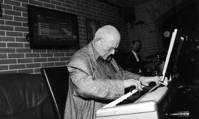Witold Burker był nie tylko uznanym i ceniony adwokatem, ale też pianistą jazzowym. Był autorem książki "Improwizowane szkice jazzowe"