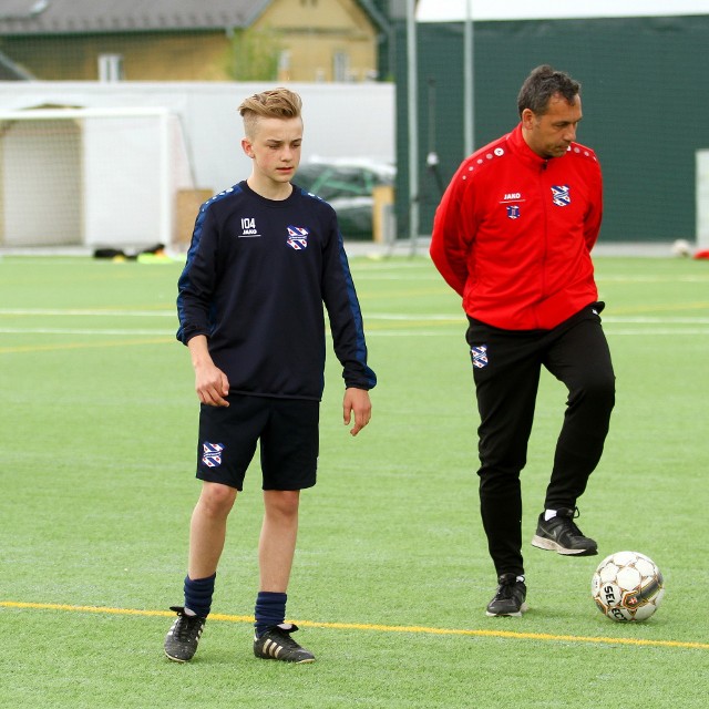 Maksymilian Dzięgiel w stroju Heerenveen i trener Jeffrey Talan