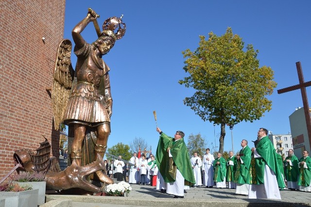 Miasto zawierzył świętemu Michałowi Archaniołowi, figurę poświęcił i okadził Ojciec Generał Zgromadzenia Świętego Michała Archanioła ksiądz  Dariusz Wilk